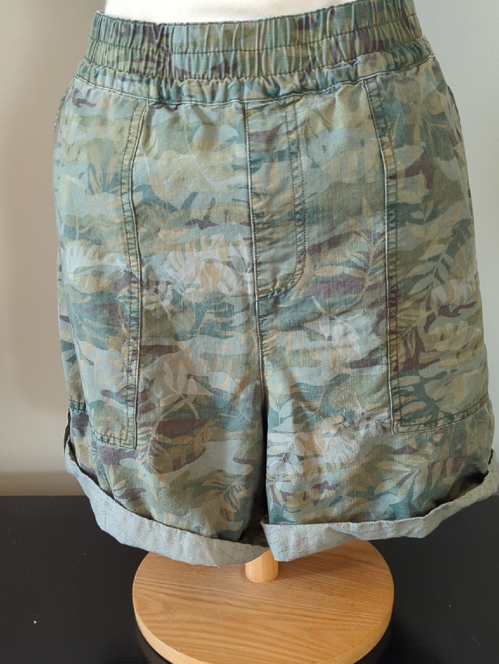 Sanctuary Green Camo Elastic Rolled-Hem Shorts. Size 32